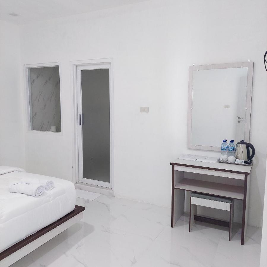 The Riton Hotel Tigaras Экстерьер фото
